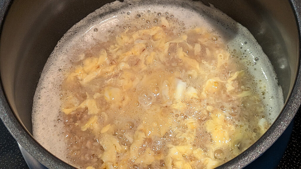 溶き卵を回し入れる