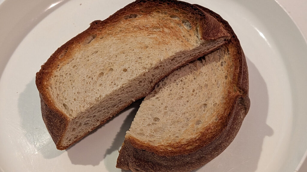 トーストしたオーツ麦ふすま食パンの断面