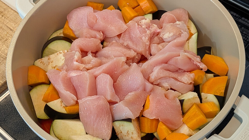 鶏むね肉と野菜を重ねて入れた鍋の中