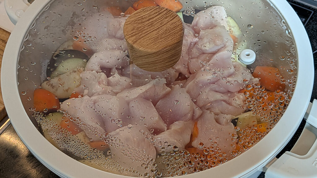 フタをして蒸し煮にしている鍋
