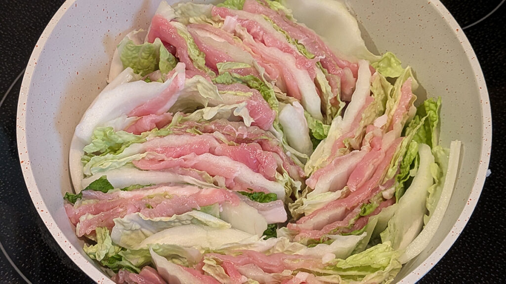 「鍋に敷き詰めた白菜と豚肉のミルフィーユ」