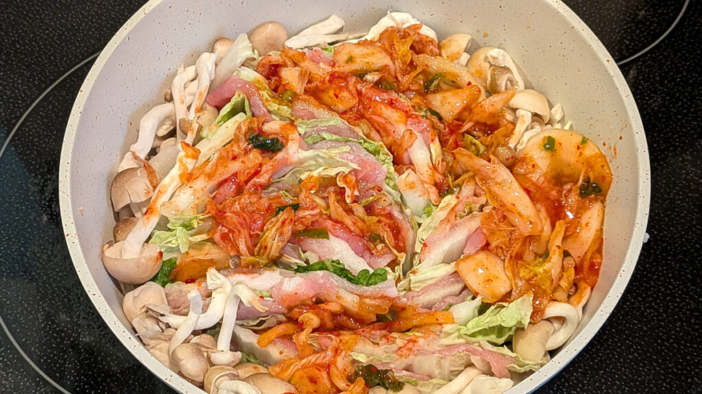 キムチを間に挟み込んでいる様子