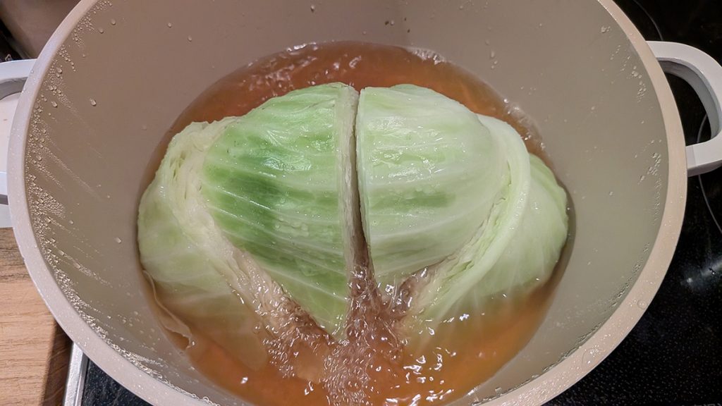 だしを注いで煮込み始めた鍋