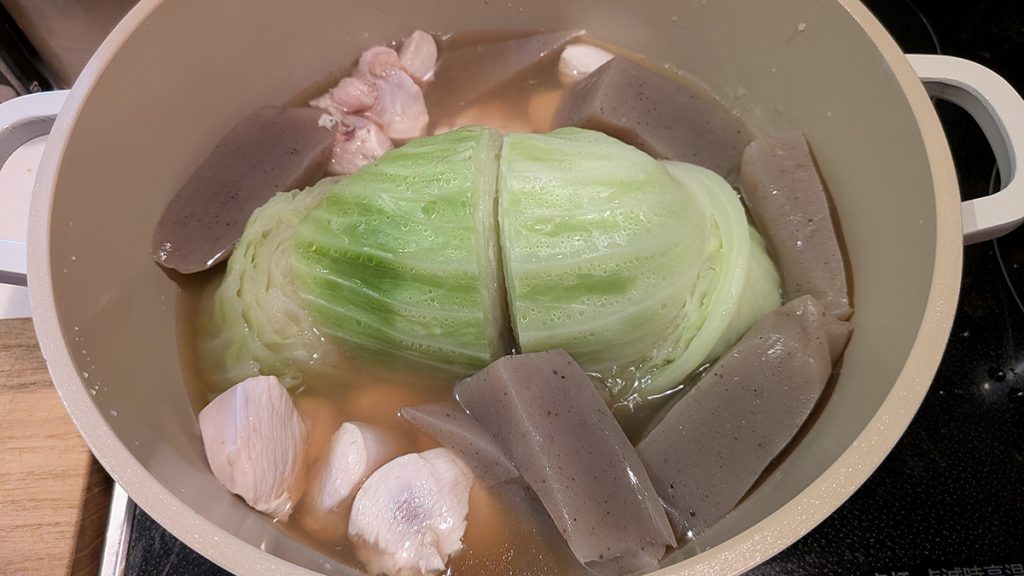 こんにゃくと鶏むね肉を加えた鍋