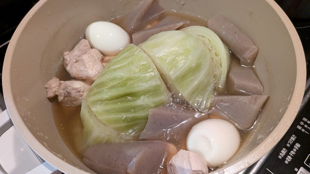 こんにゃくと鶏むね肉にゆで卵を加えた鍋